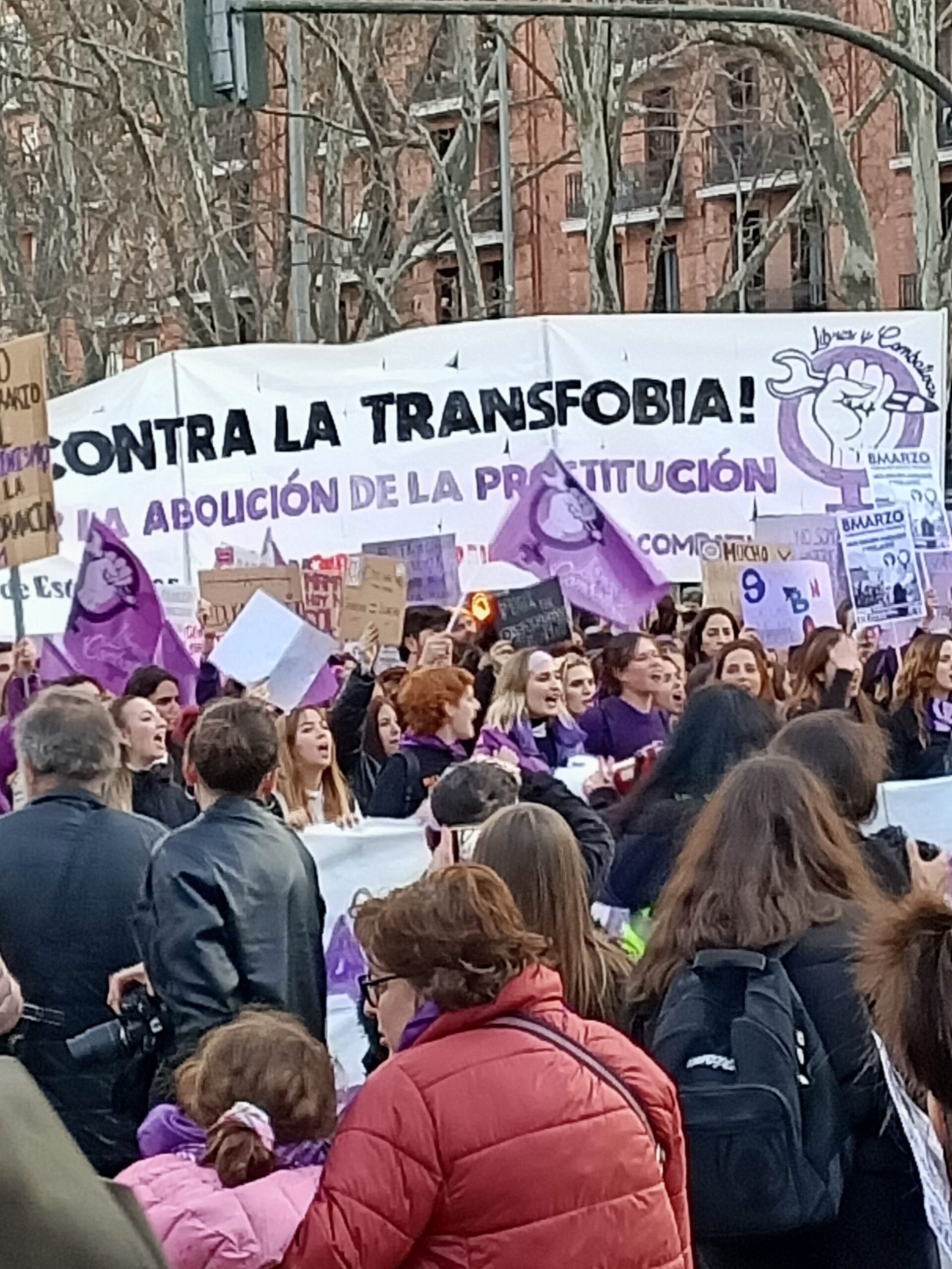 Mujeres en la manifestación del ocho de marzo en Madrid con una pancarta contra la transfobia y la abolición de la prostitución.